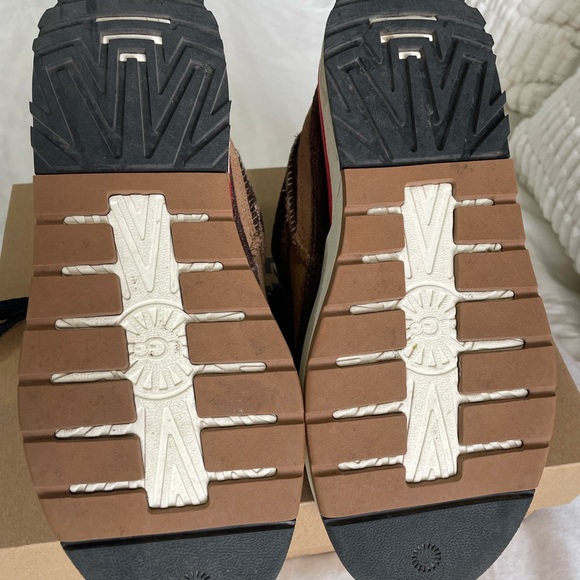 UGG Unisex Adult Goldencush Sneaker (Women’s Size 8) - Picture 5 of 5